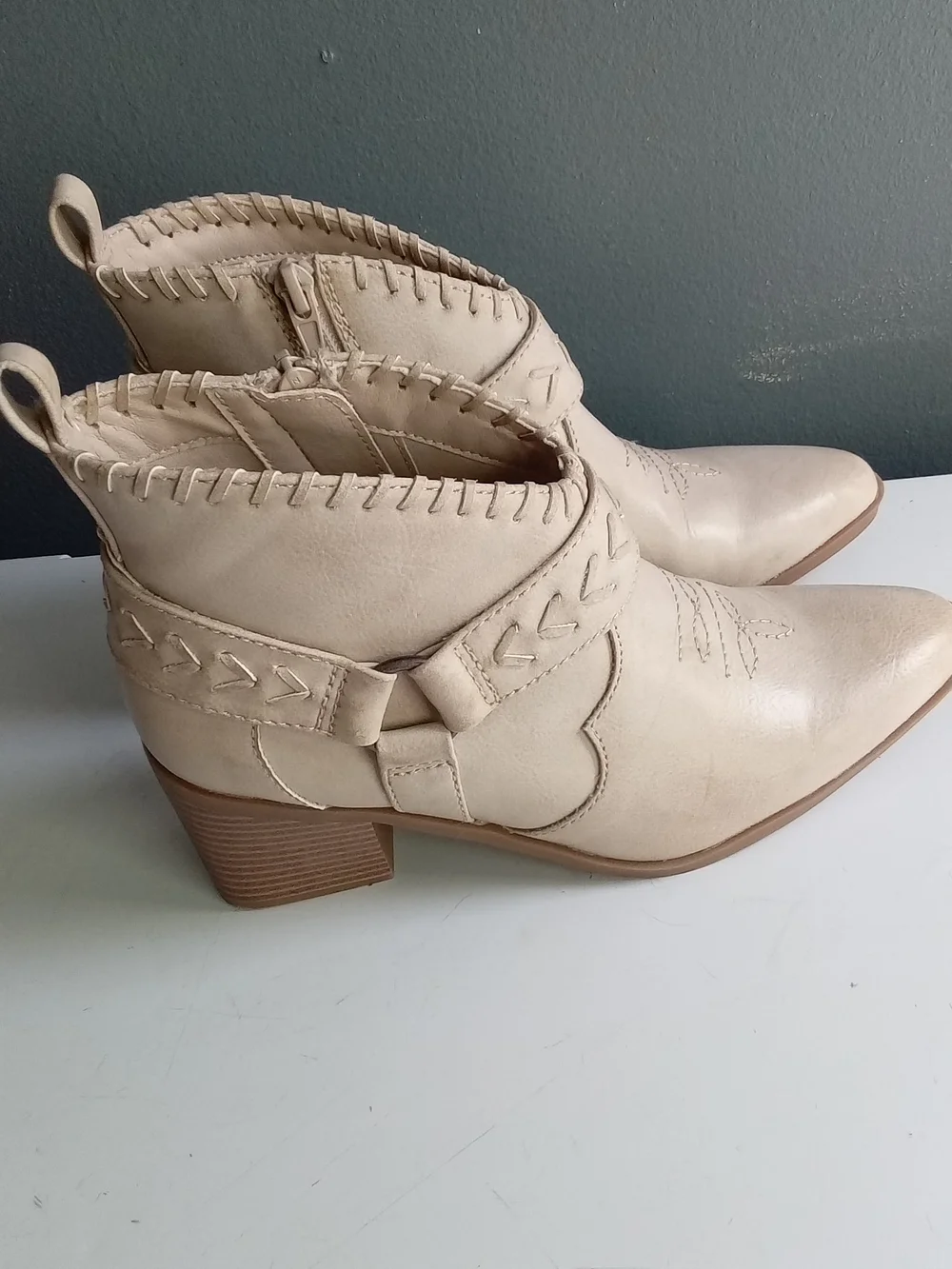 Frye and Co. Beige Leather Western Ankle Boots Whipstitch Harness Pointed Toe